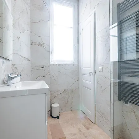 Lovely 2 Bdr Harbor Apartament